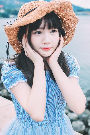 年轻的女孩在办公室推荐香水